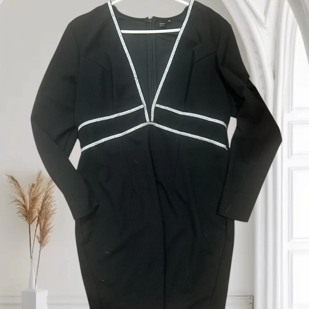 SHEIN Black and White Sheath Midi Dress with Plunge Neckline - Picture 1 of 1